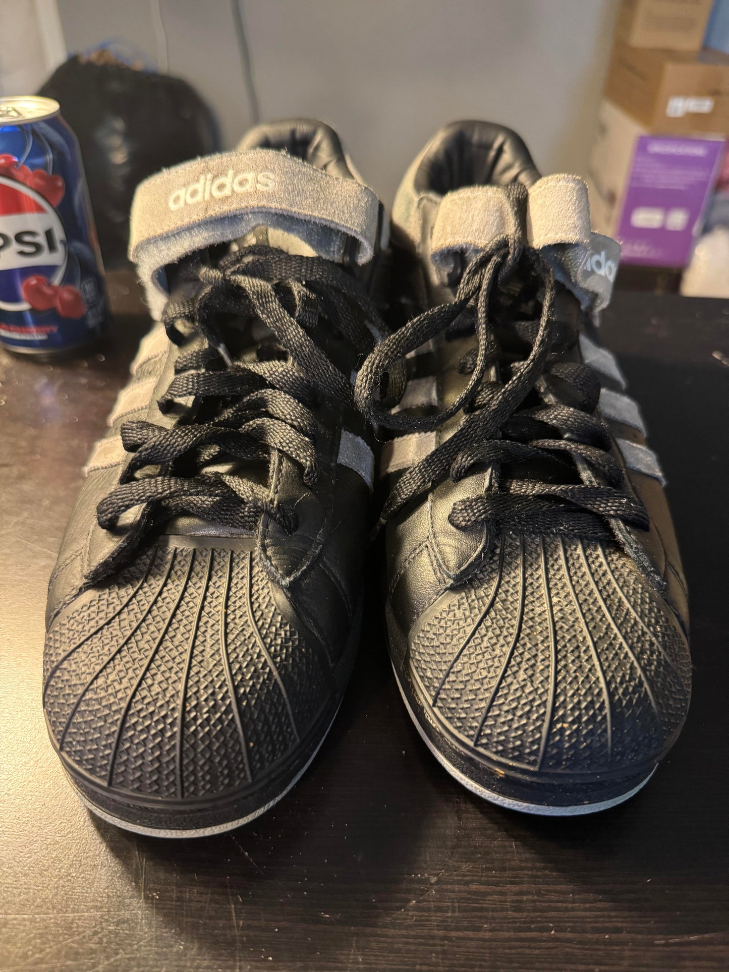 Adidas Athletic Shoe Size 10M (Black)