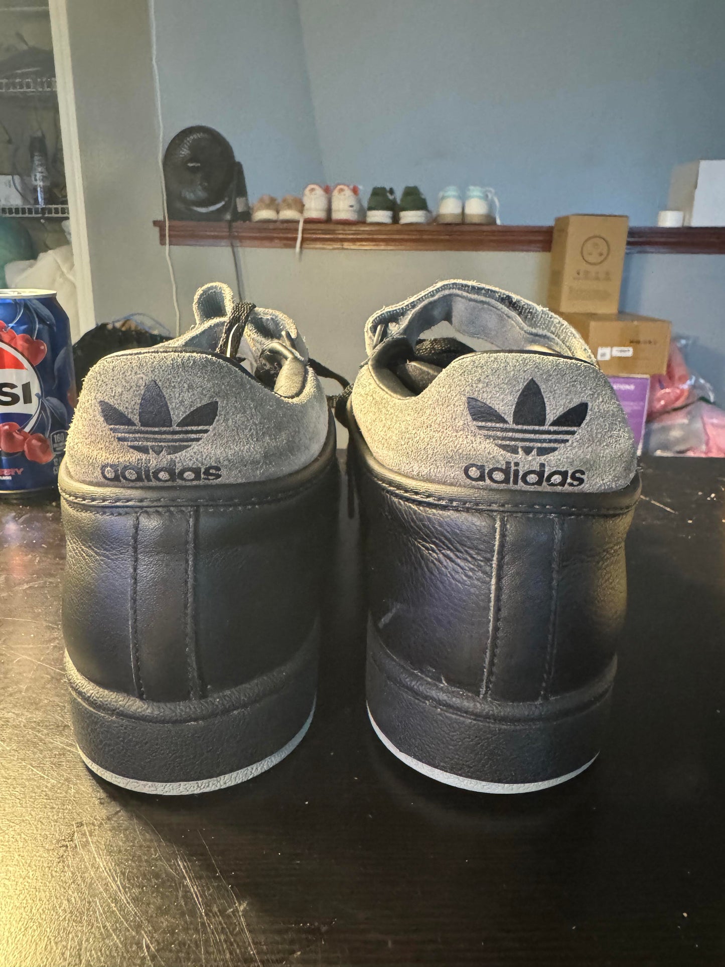 Adidas Athletic Shoe Size 10M (Black)
