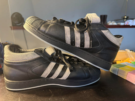 Adidas Athletic Shoe Size 10M (Black)