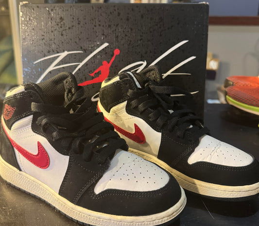 Nike Air Jordan 1 Retro High BG 'Black Red White' Size 5Y