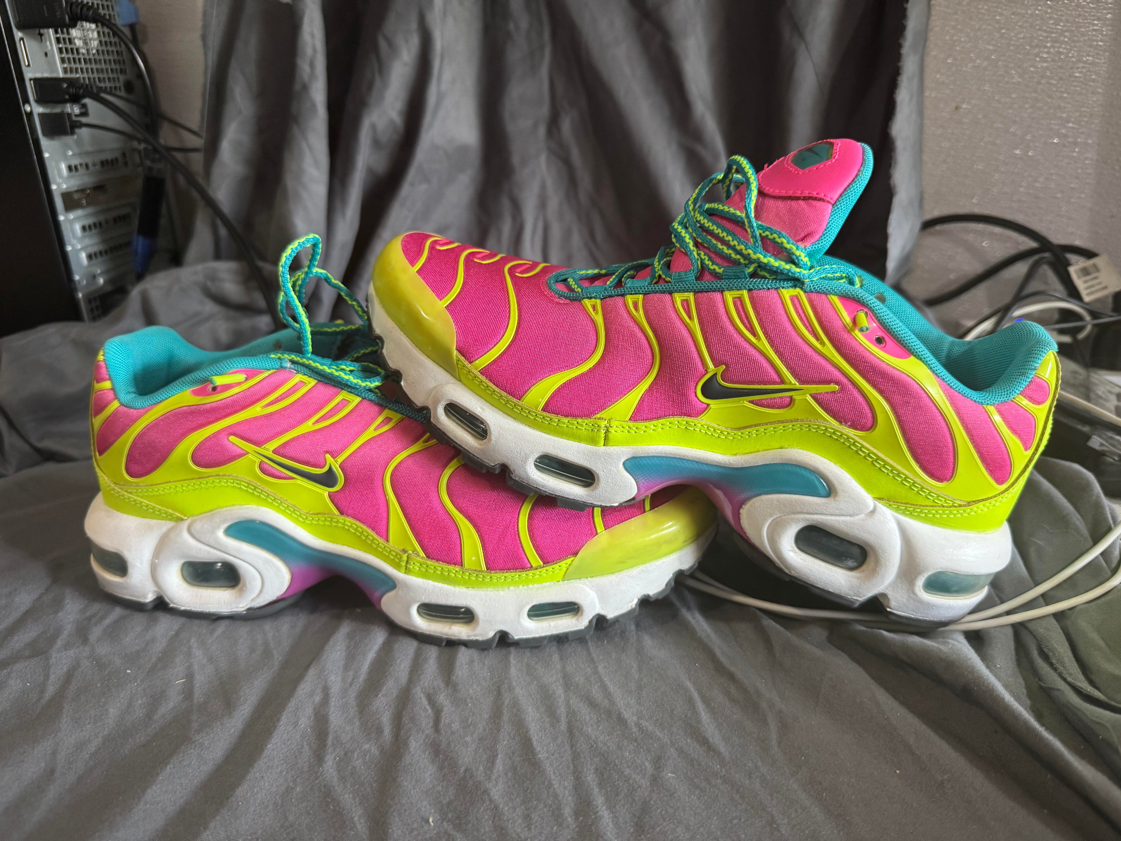 Air Max Plus GS 'Volt Pink Blast' Size 6Y (Pre-Owned)