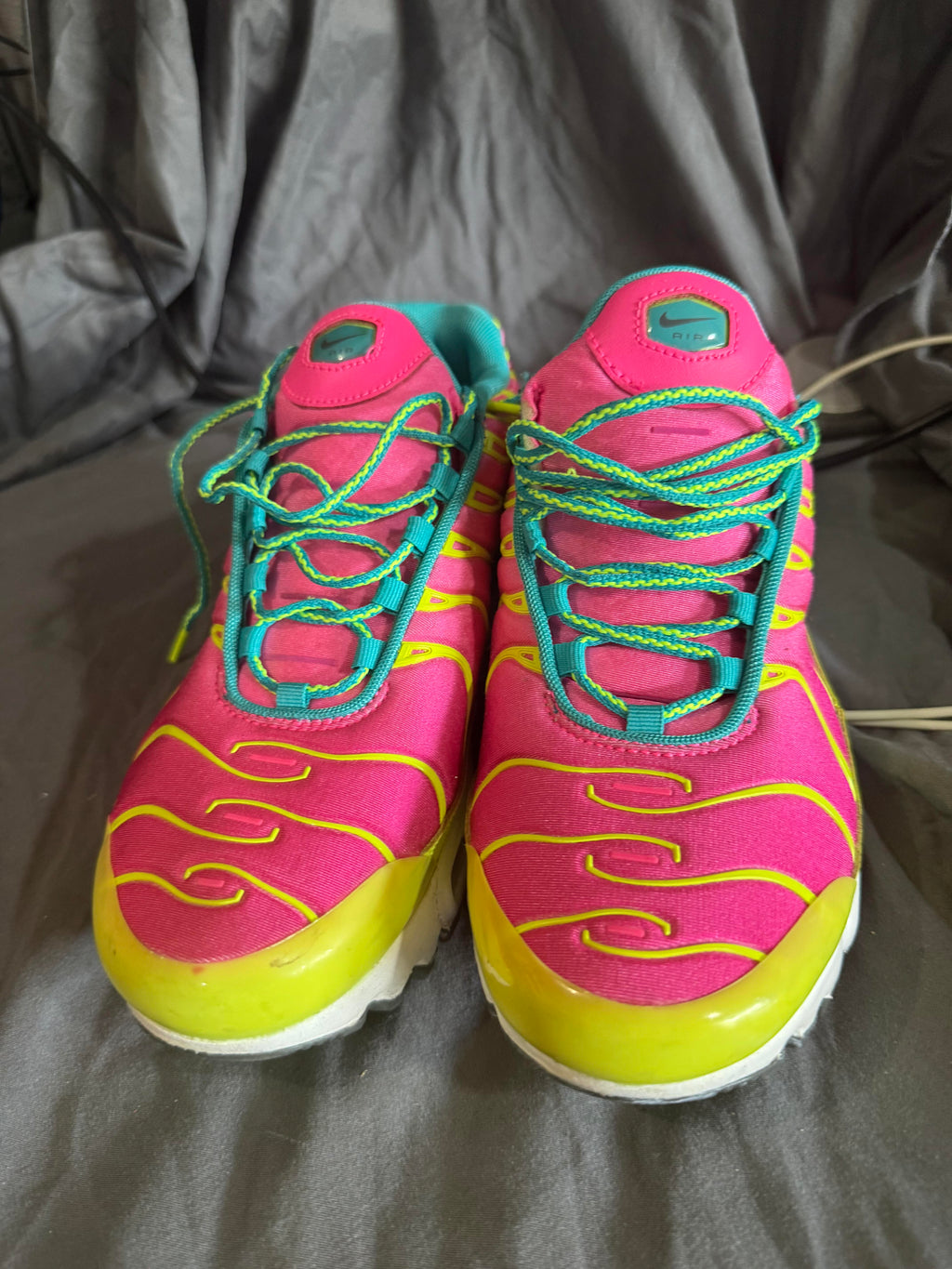 Air Max Plus GS 'Volt Pink Blast' Size 6Y (Pre-Owned)