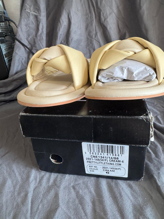 Cream colored Women's sandal Size 6W