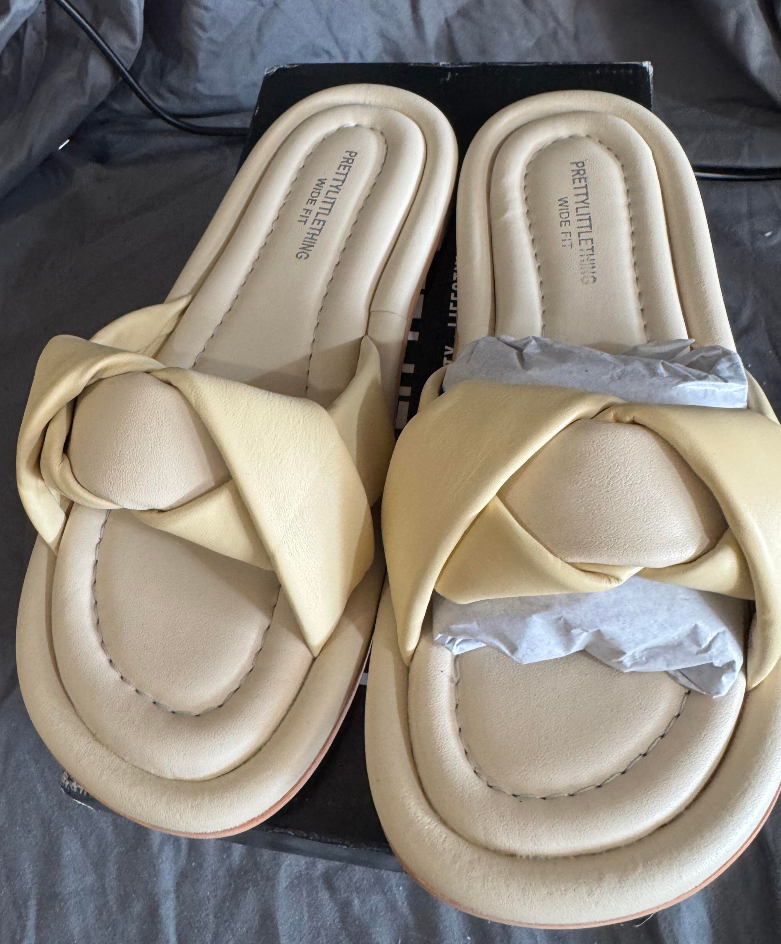 Cream colored Women's sandal Size 6W *Clearance*