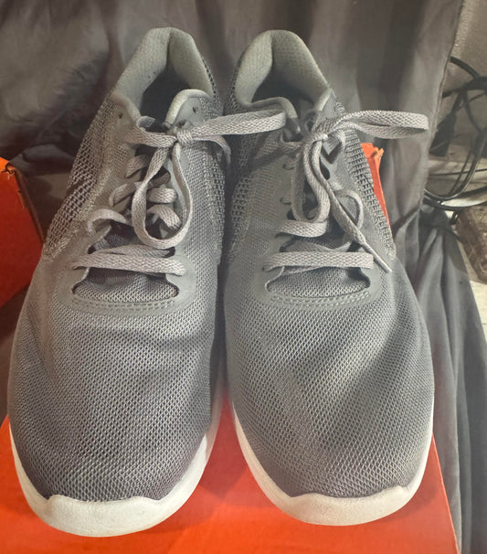 Pre-Owned Nike Revolution 3 Gray Size 9M
