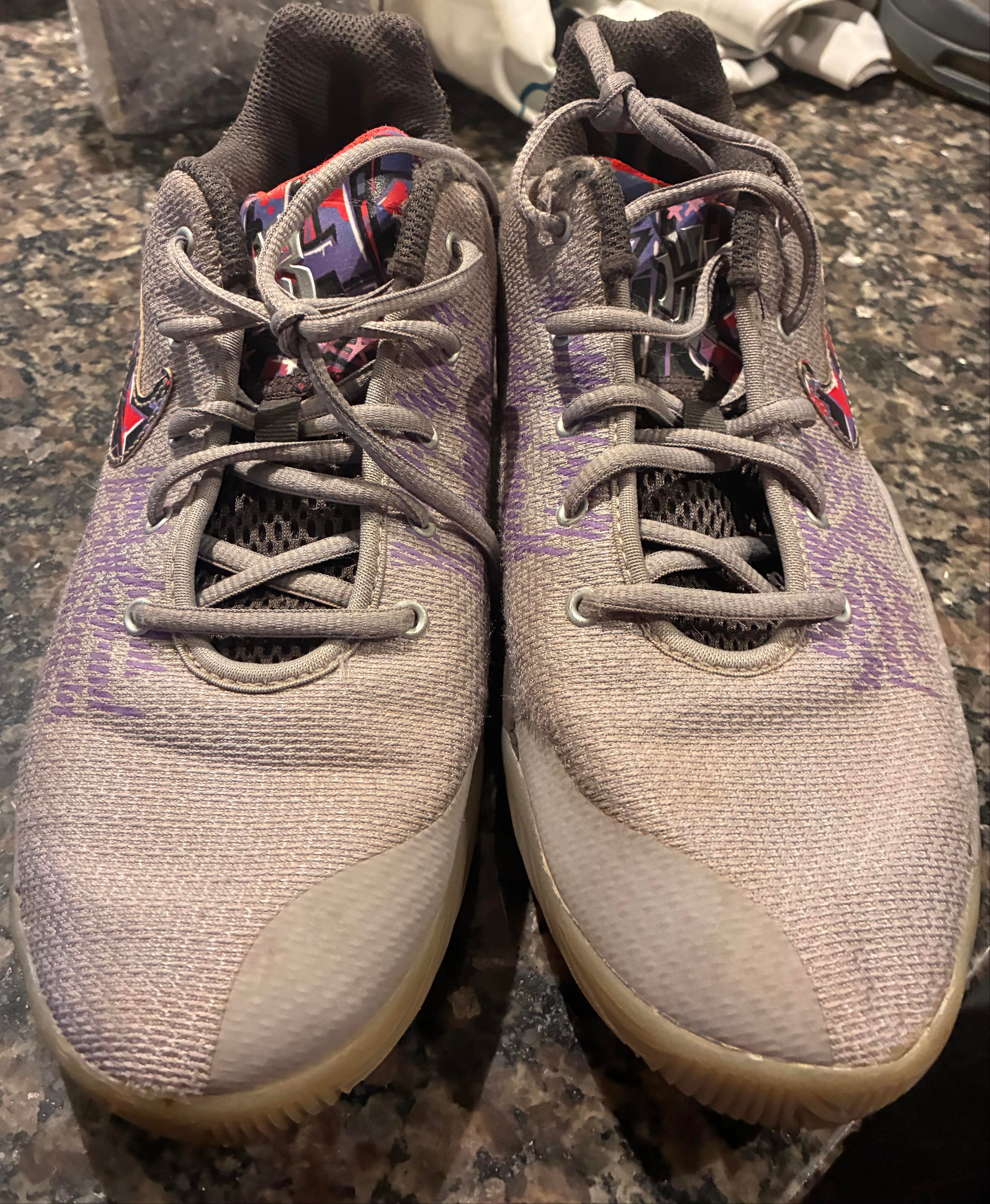 Nike Kyrie Flytrap II Kids Size 7Y Pre-Owned